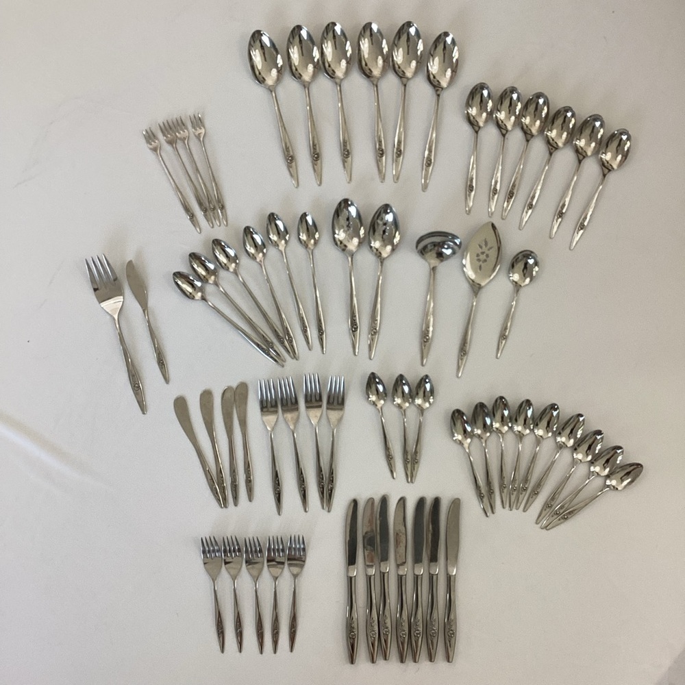 Oneida Lasting Rose Silverware Set - Picture 13 of 13